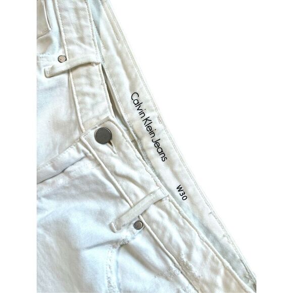 Calvin‎ Klein Distressed Mid Rise White Denim Shorts Sz 30 Mom Jeans Camp NWT - Picture 2 of 7
